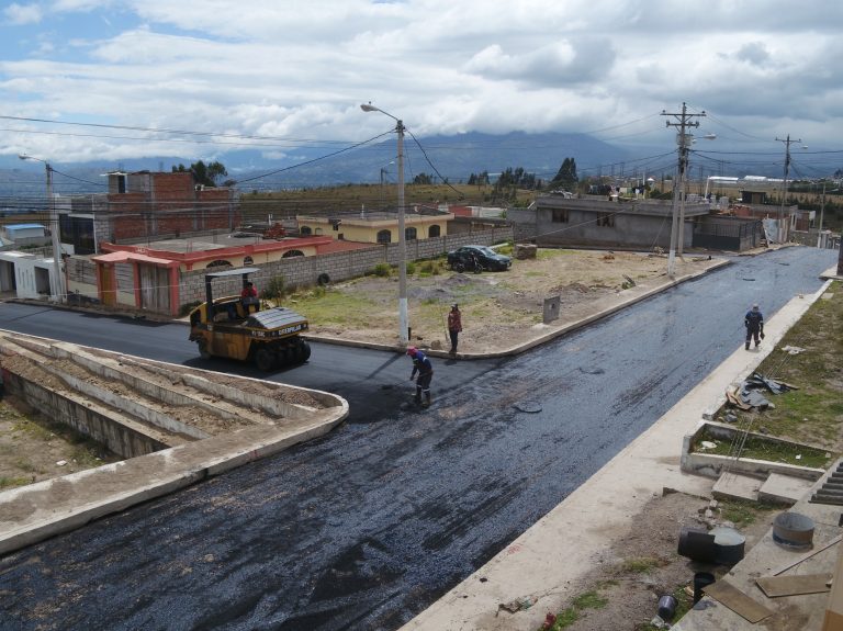 EN SANTA ROSA, EL BARRIO VILLAFLORA RECIBIÓ CAPA ASFÁLTICA EN SUS CALLES