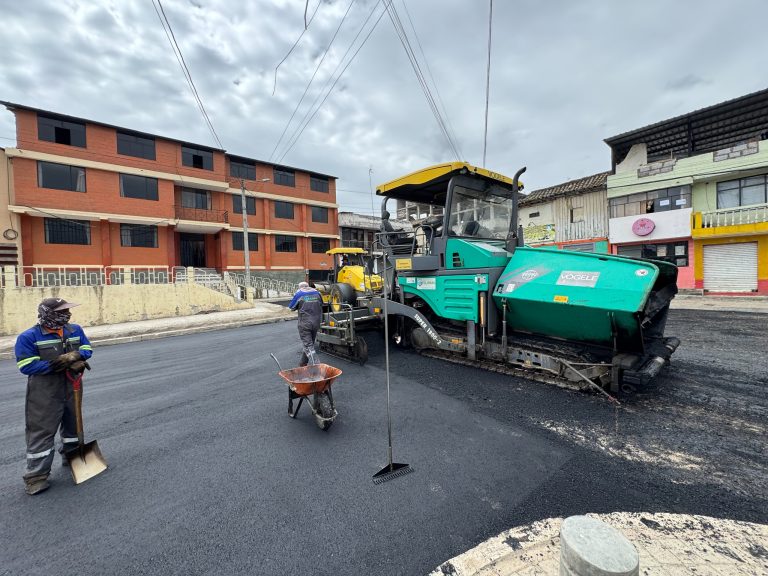 MUNICIPIO AVANZA CON EL MANTENIMIENTO VIAL EN HUACHI GRANDE