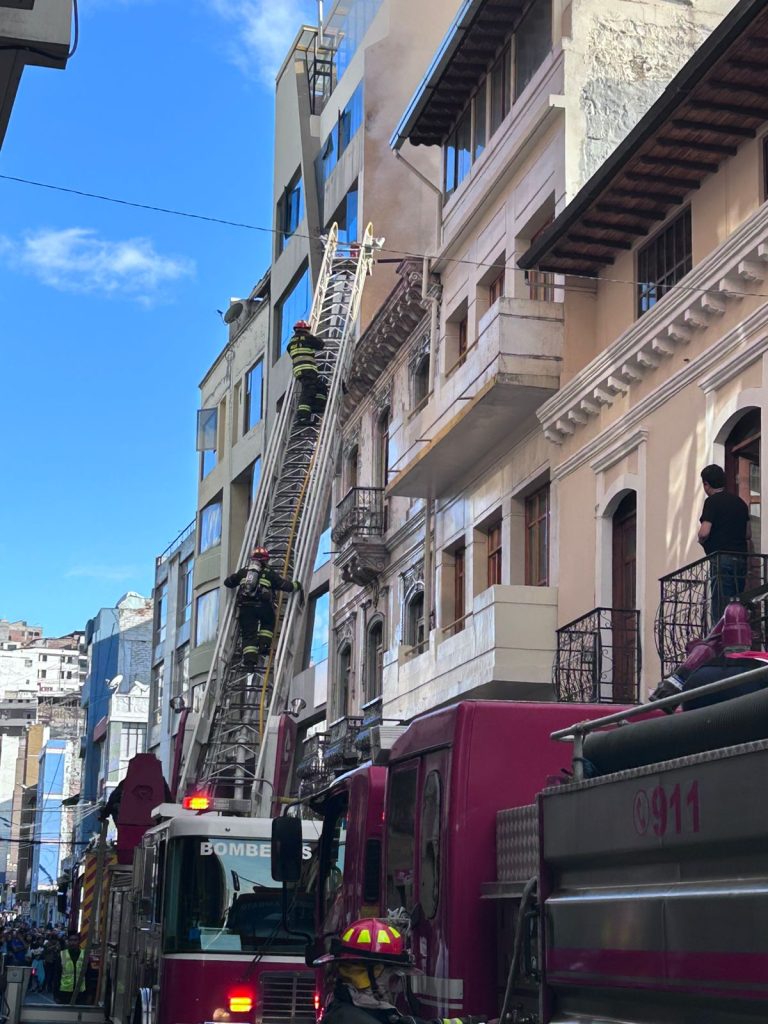 INCENDIO ESTRUCTURAL MOVILIZA RESPUESTA INMEDIATA INTERINSTITUCIONAL