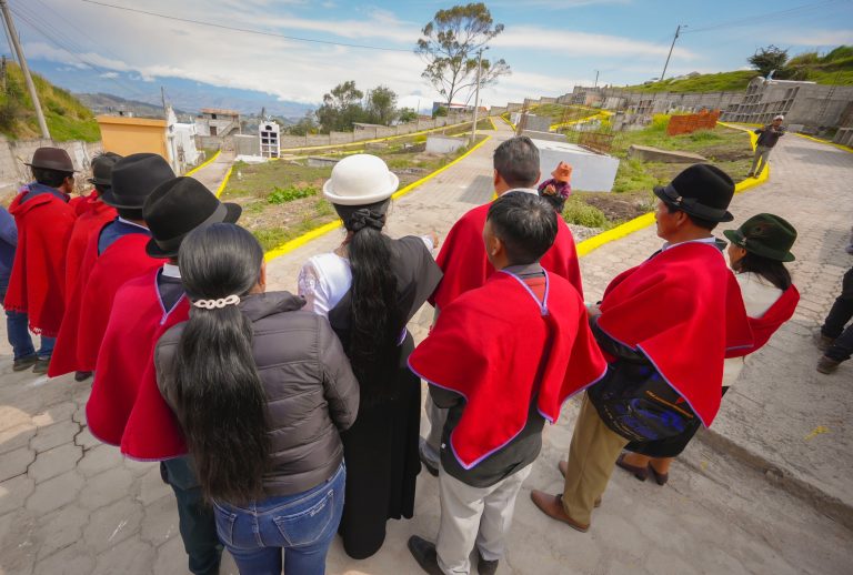 CALHUASIG GRANDE INAUGURA CEMENTERIO Y CALLES ADOQUINADAS