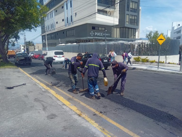 ACV REFUERZA TRABAJOS DE BACHEO EN LA AVENIDA MANUELA SÁENZ Y PARQUE INDUSTRIAL