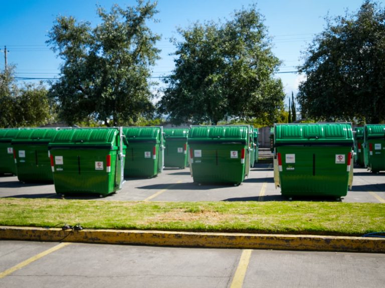 ENTREGA DE CONTENEDORES FORTALECE SERVICIO DE RECOLECCIÓN DE BASURA EN EL CANTÓN