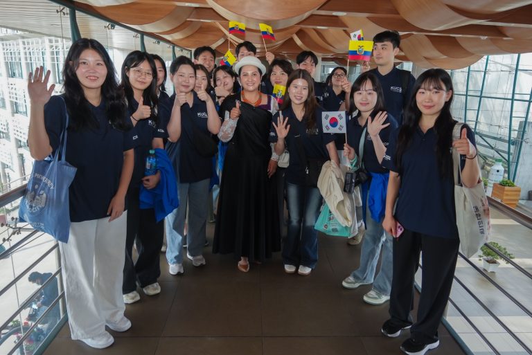 VOLUNTARIOS DE COREA DEL SUR LLEGAN A AMBATO