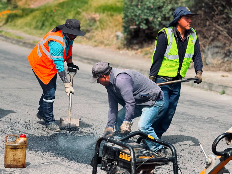 MUNICIPALIDAD DE AMBATO EJECUTA BACHEO EN LA VÍA AMBATO – PELILEO