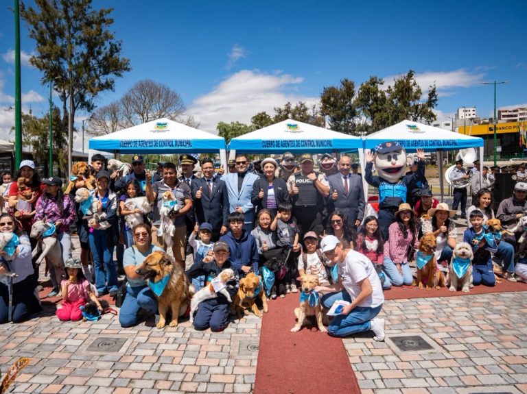 Ambato fortalece la tenencia responsable de mascotas con los talleres vacacionales de adiestramiento canino.