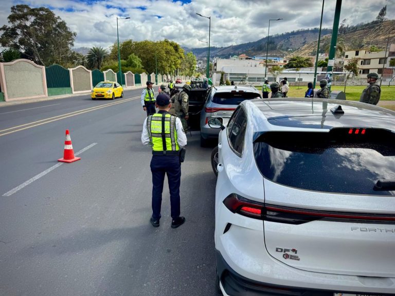 Operativos interinstitucionales fortalecen la seguridad vial y ciudadana en Ambato