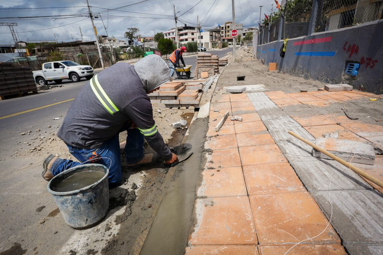 OBRAS DE ASFALTADO Y MEJORAMIENTO INTEGRAL TRANSFORMARÁN LA CALLE ATAHUALPA VILLACRÉS