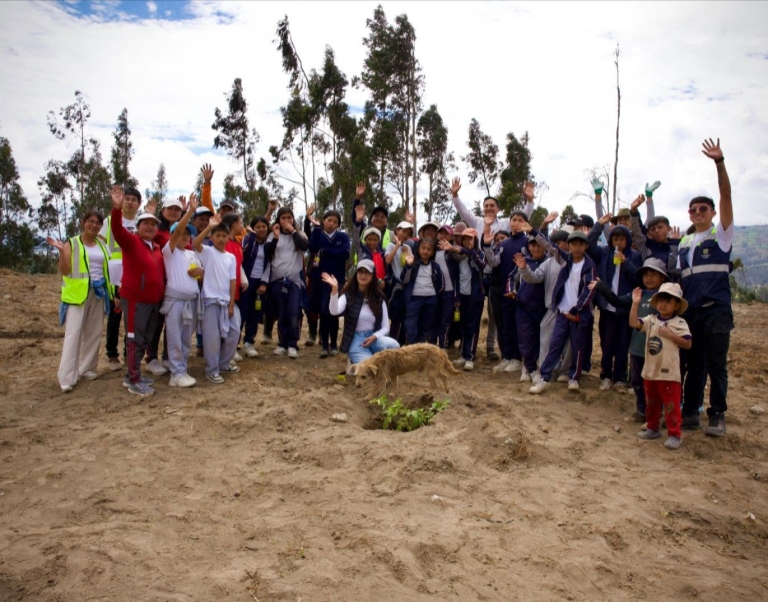 250 PLANTAS TRANSFORMAN EL ESTADIO 10 DE AGOSTO EN PICAIHUA
