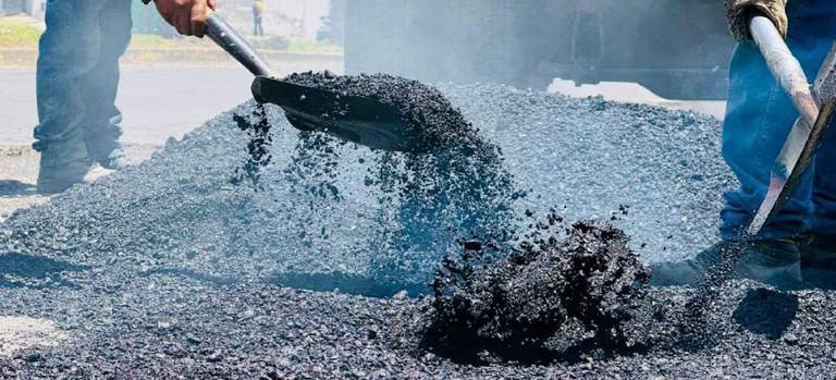 CONTINÚAN TRABAJOS DE BACHEO ASFÁLTICO EN LA AVENIDA ATAHUALPA