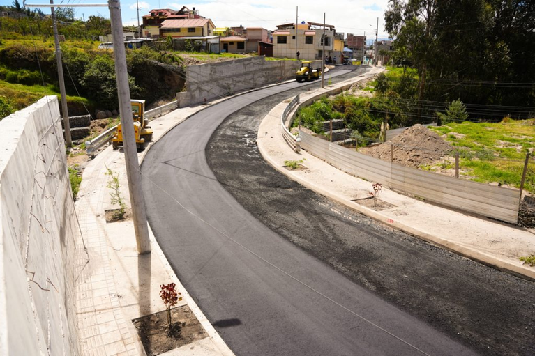EL NORTE DE AMBATO AVANZA SOBRE ASFALTO: CALLE COSMOS SE TRANSFORMA INTEGRALMENTE
